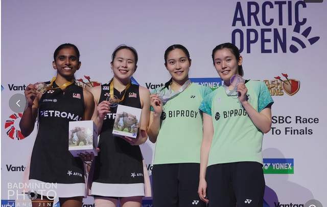 上图右二起 上图右二起